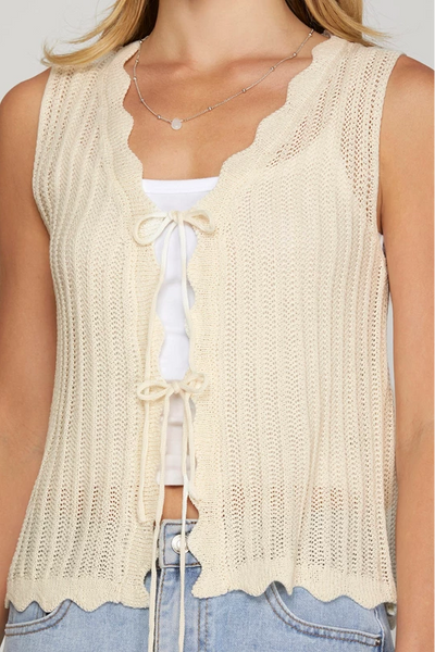 SLEEVELESS SCALLOP FRONT TIE SWEATER VEST